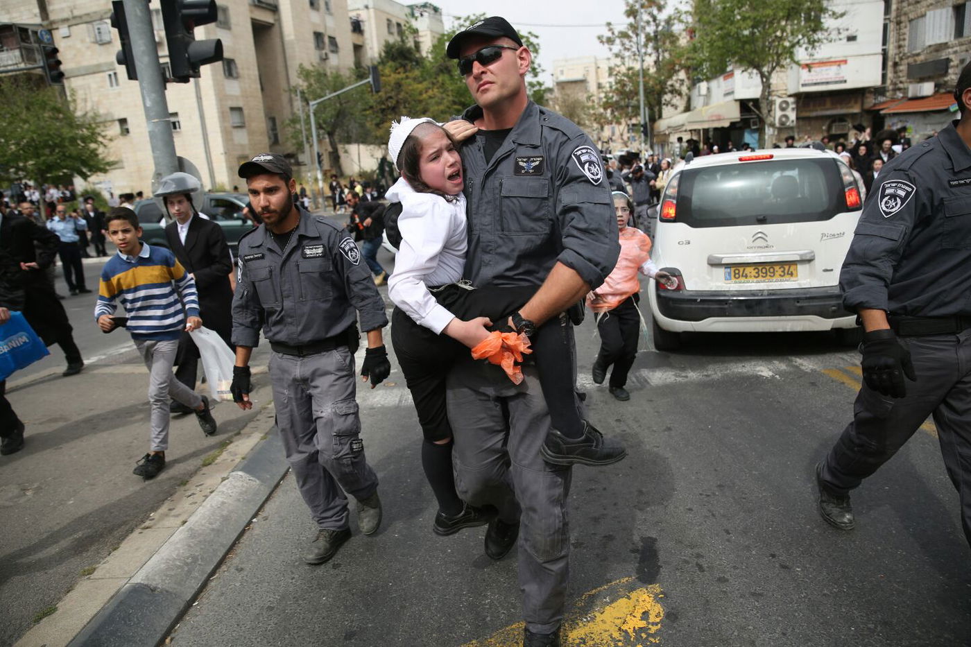 ילד חרדי קטן נעצר בהפגנות בירושלים • צפו