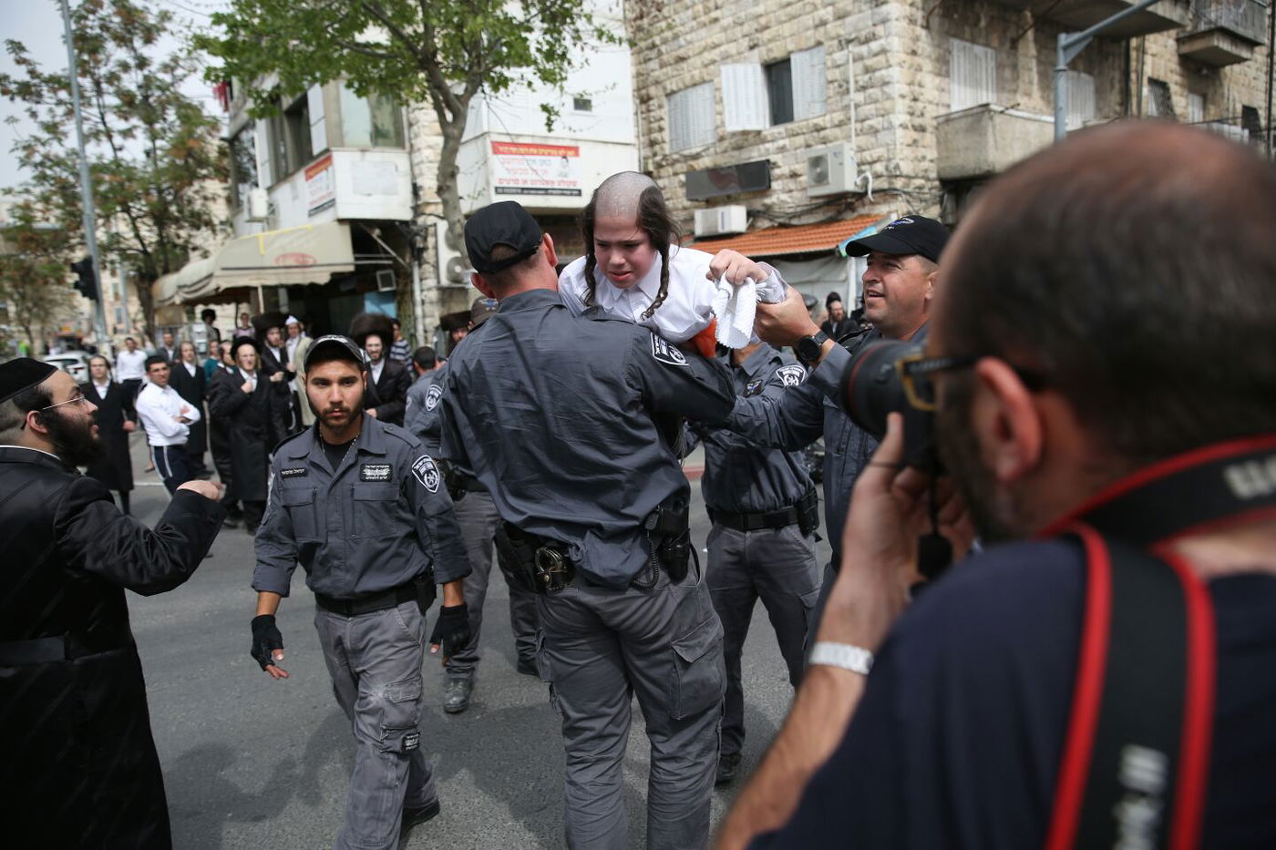 ילד חרדי קטן נעצר בהפגנות בירושלים • צפו