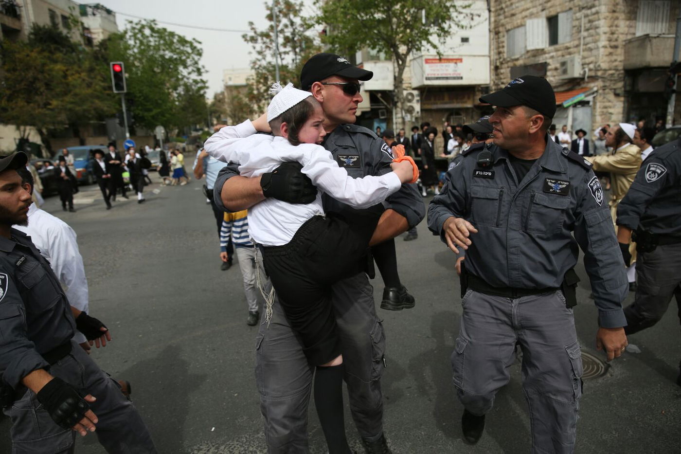 ילד חרדי קטן נעצר בהפגנות בירושלים • צפו