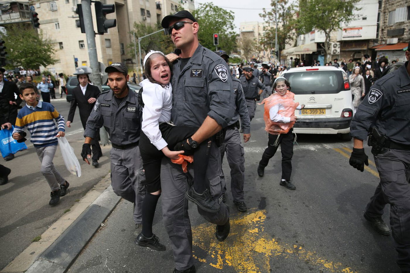 ילד חרדי קטן נעצר בהפגנות בירושלים • צפו