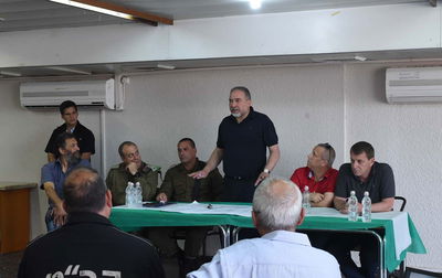 ליברמן: "מי שיתקרב לגדר מסכן את חייו"