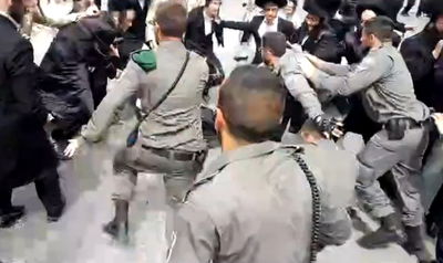 המפגין נעצר אך חבריו גררו אותו • צפו