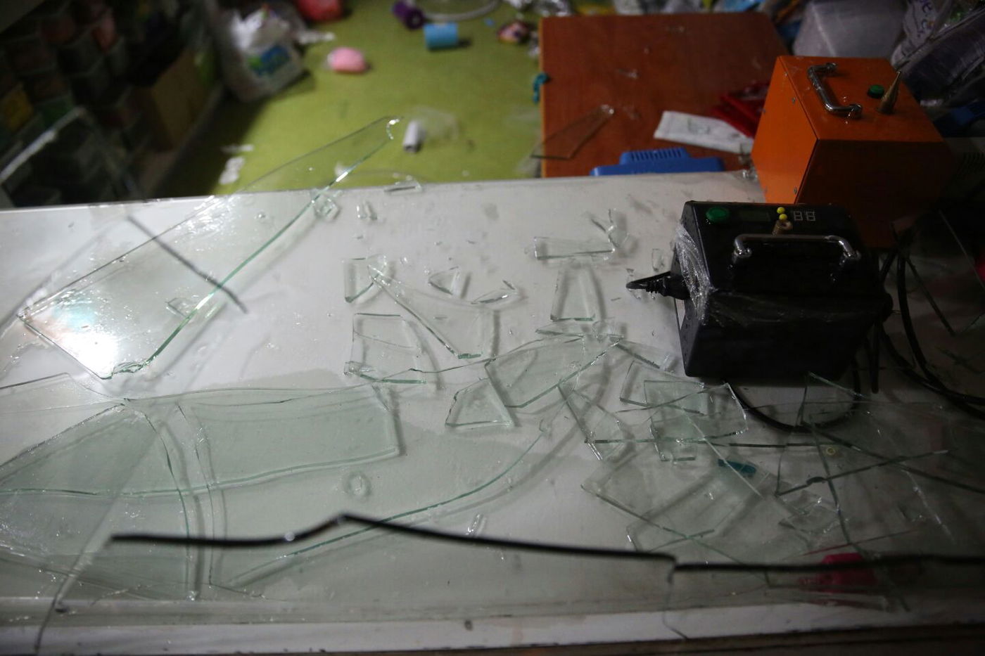 המכת"זית פעלה  - שברה חלון חנות והזיקה