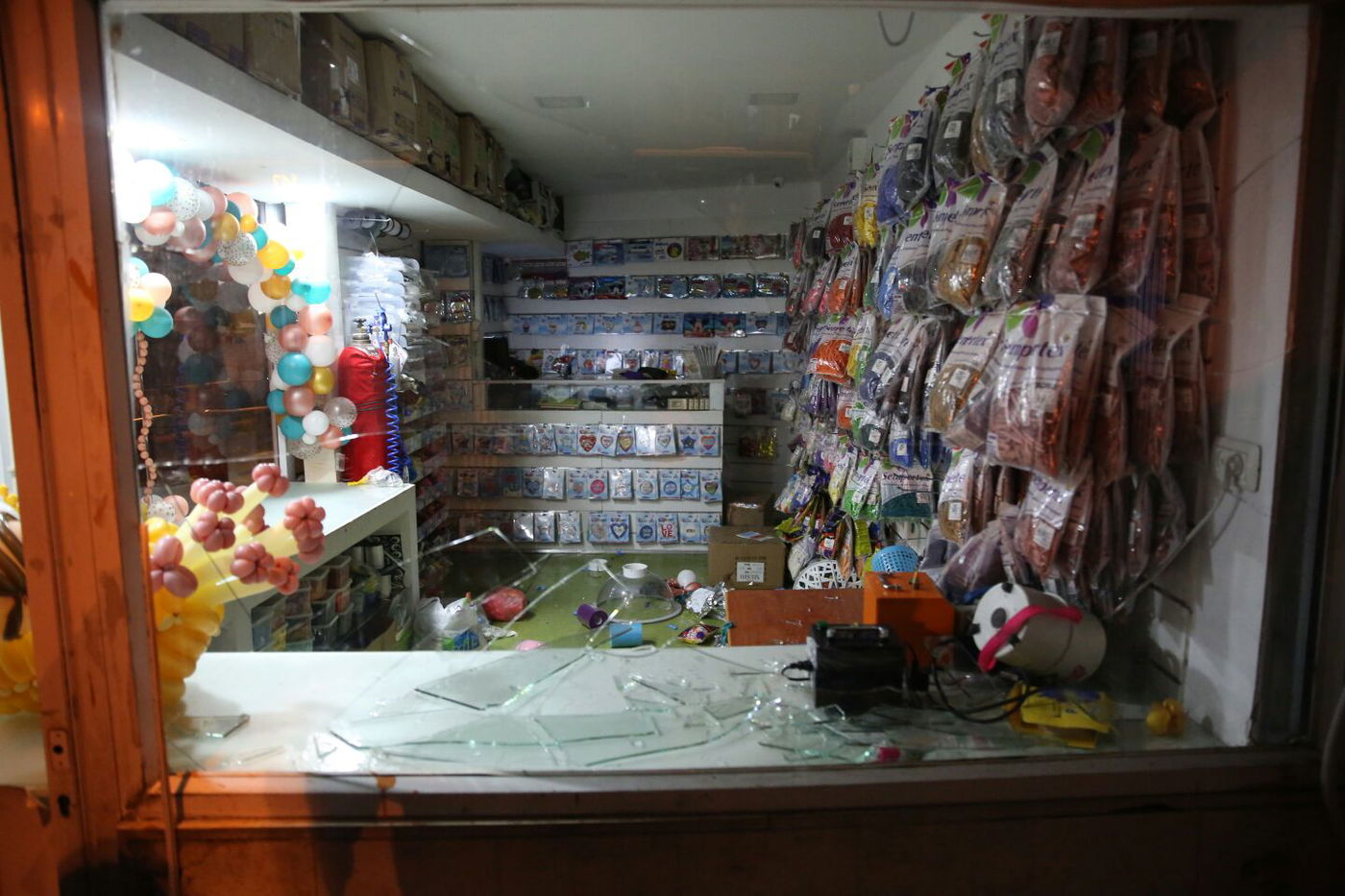 החנות עם השמשה המנופצת