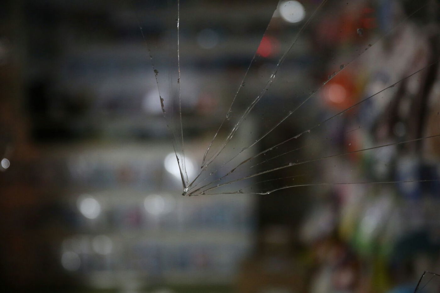 המכת"זית פעלה  - שברה חלון חנות והזיקה