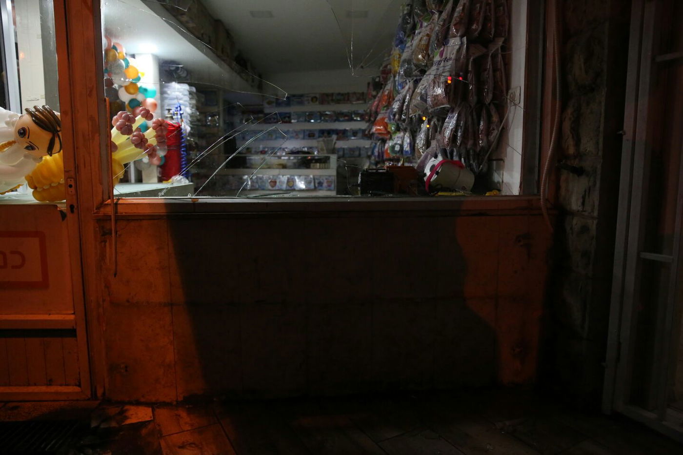 המכת"זית פעלה  - שברה חלון חנות והזיקה