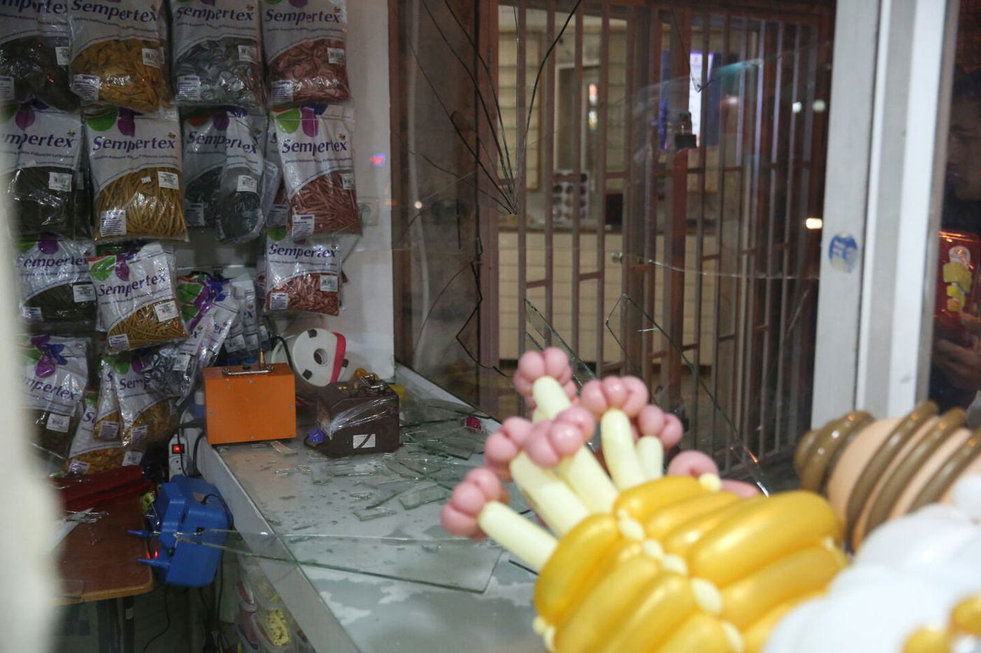 המכת"זית פעלה  - שברה חלון חנות והזיקה