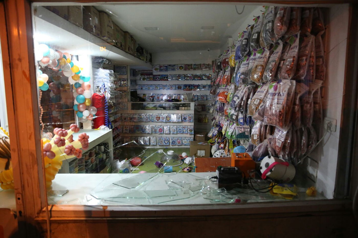 המכת"זית פעלה  - שברה חלון חנות והזיקה