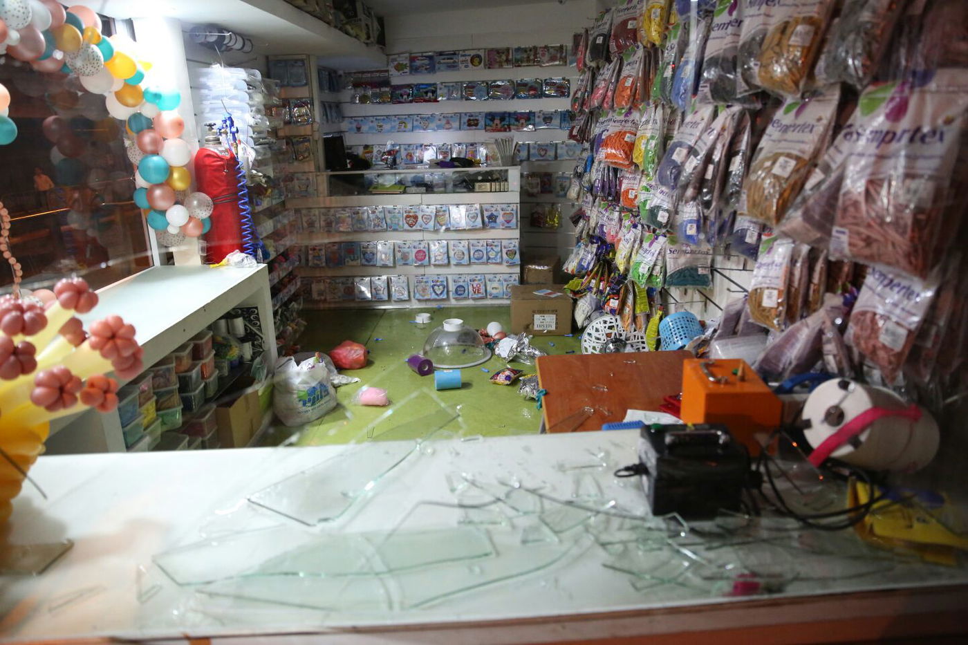 המכת"זית פעלה  - שברה חלון חנות והזיקה