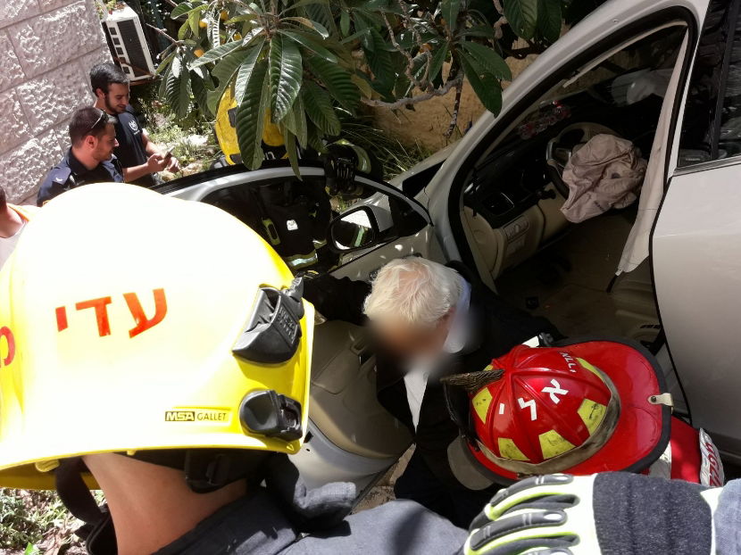 זוג מבוגרים עפו עם הרכב לתוך הגינה • צפו