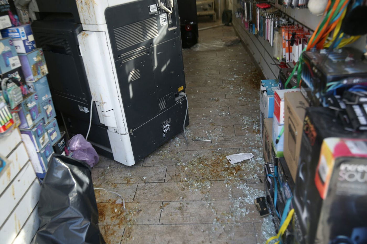 מי מתנכל לקפה אינטרנט במאה שערים?