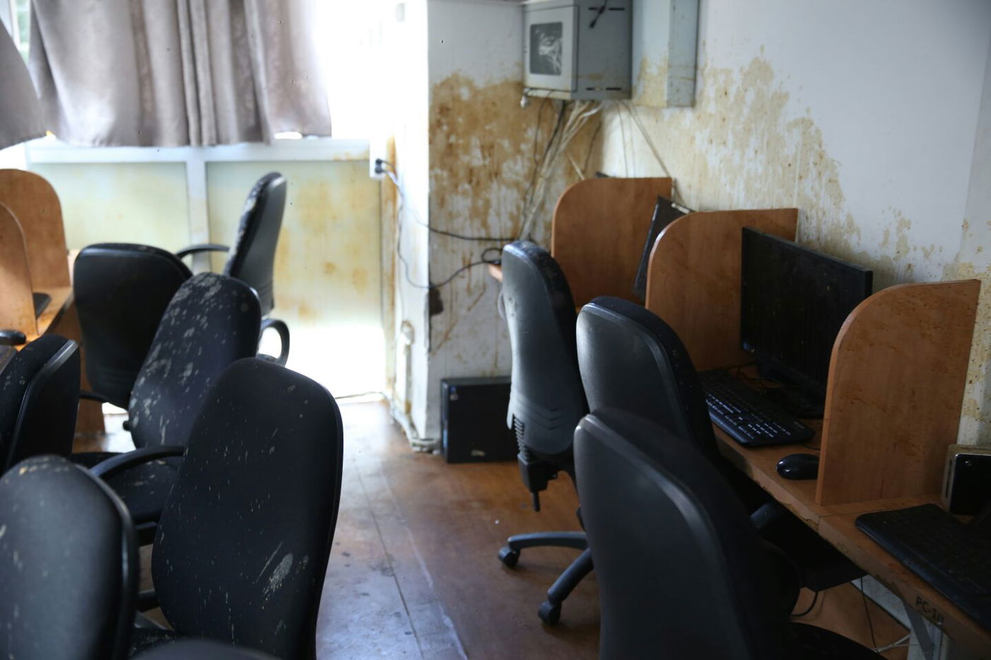 מי מתנכל לקפה אינטרנט במאה שערים?