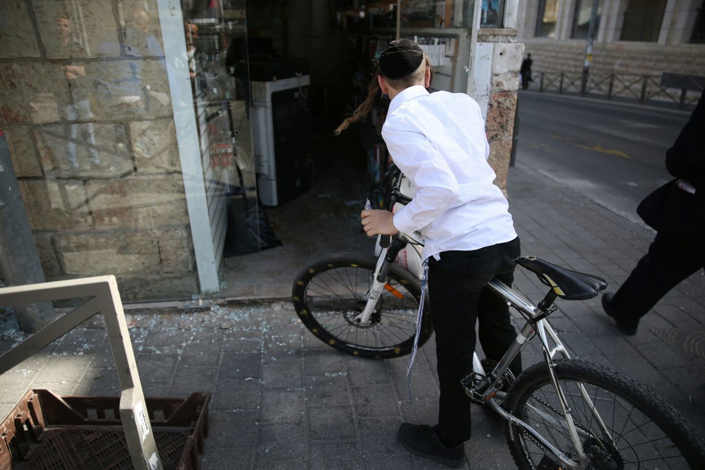 מי מתנכל לקפה אינטרנט במאה שערים?