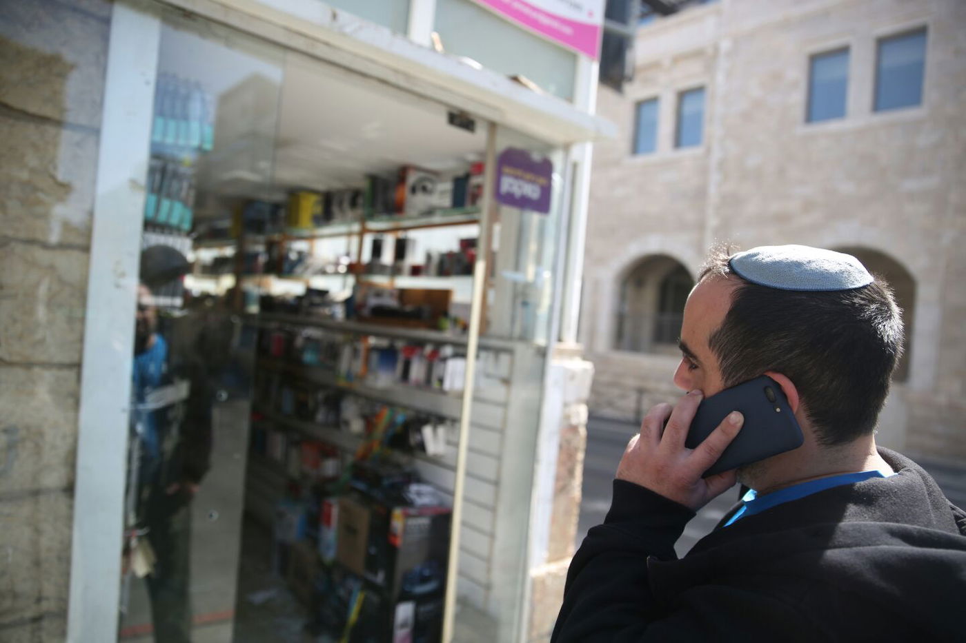 מי מתנכל לקפה אינטרנט במאה שערים?