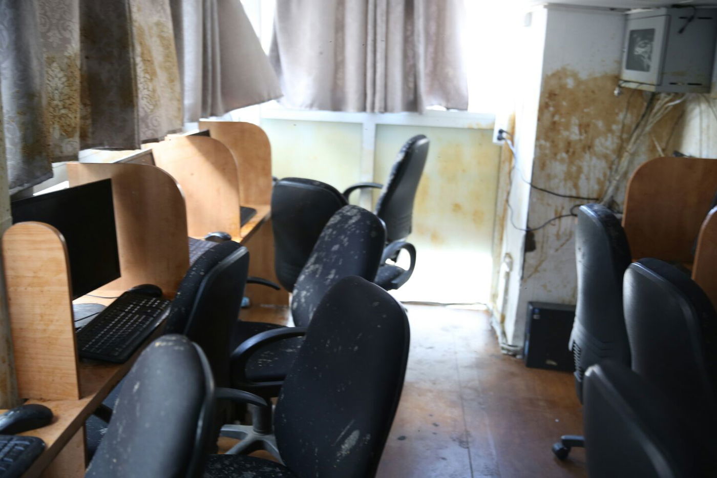 מי מתנכל לקפה אינטרנט במאה שערים?