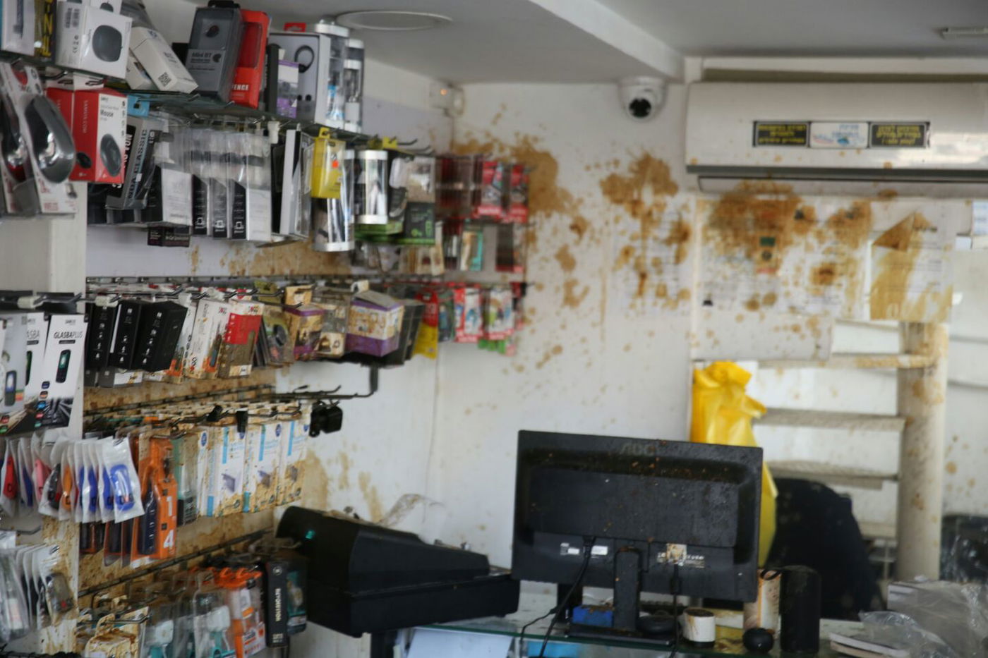 מי מתנכל לקפה אינטרנט במאה שערים?