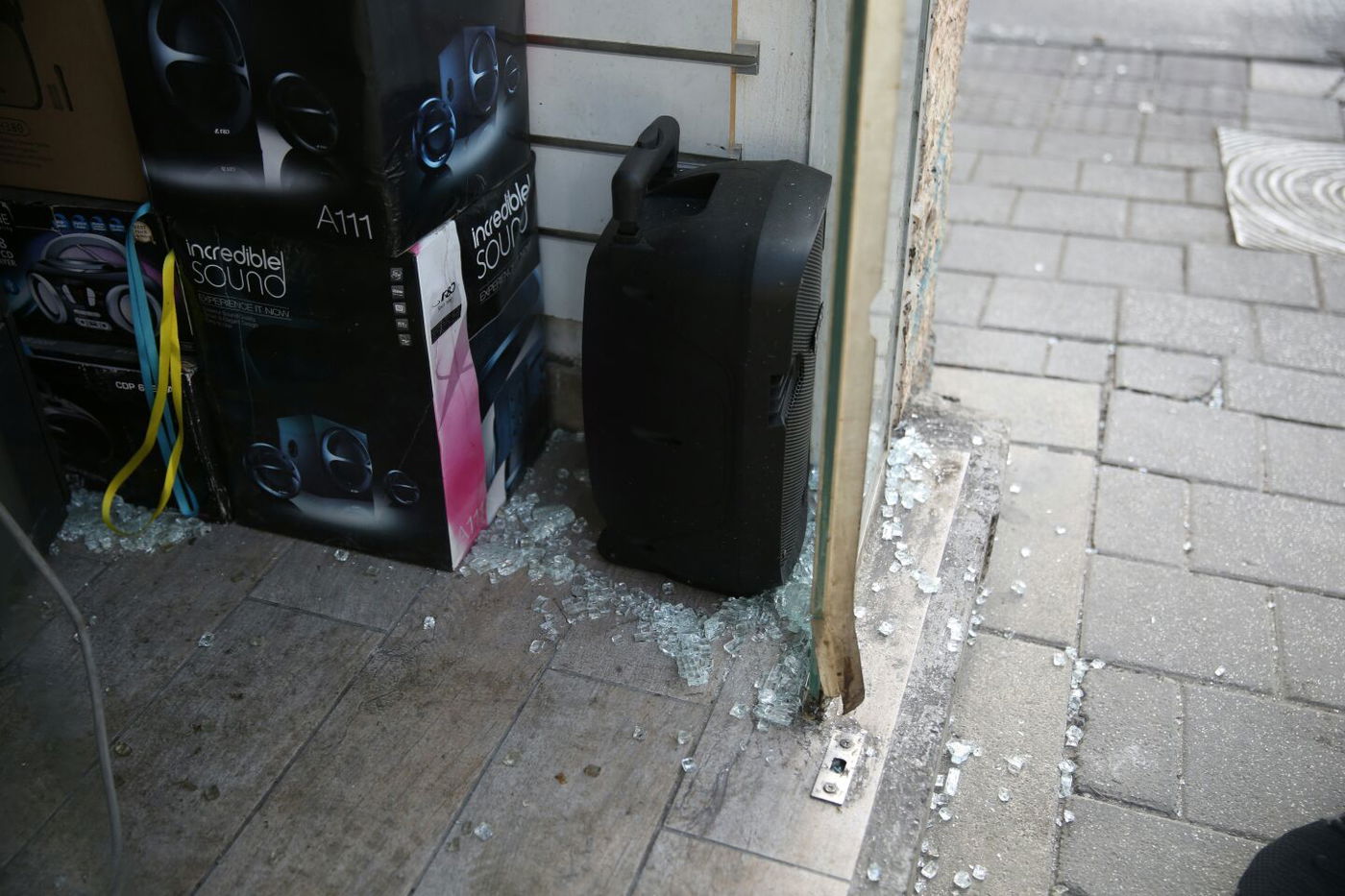 מי מתנכל לקפה אינטרנט במאה שערים?