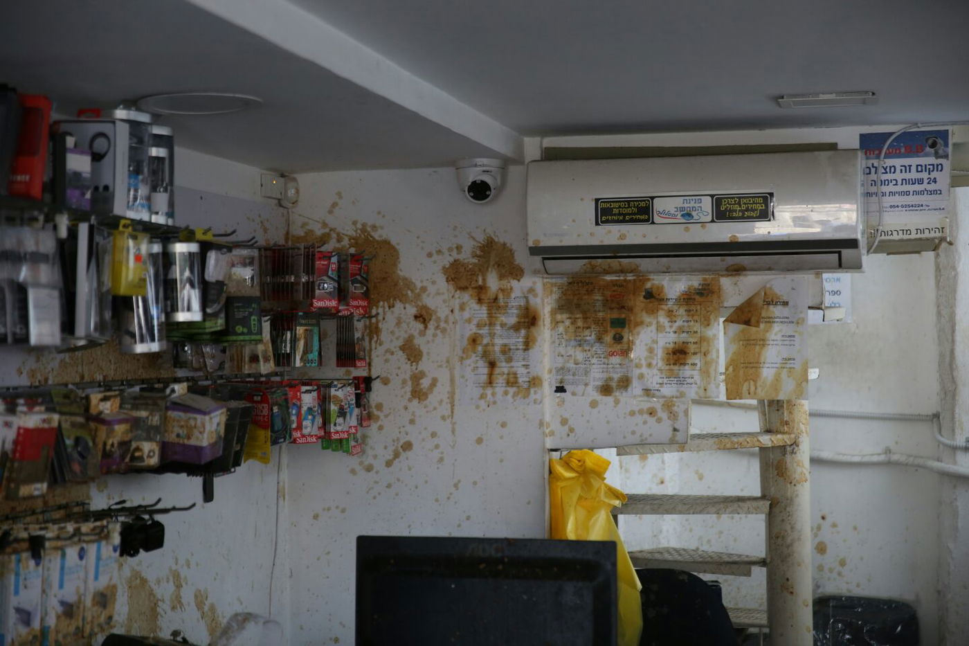 מי מתנכל לקפה אינטרנט במאה שערים?