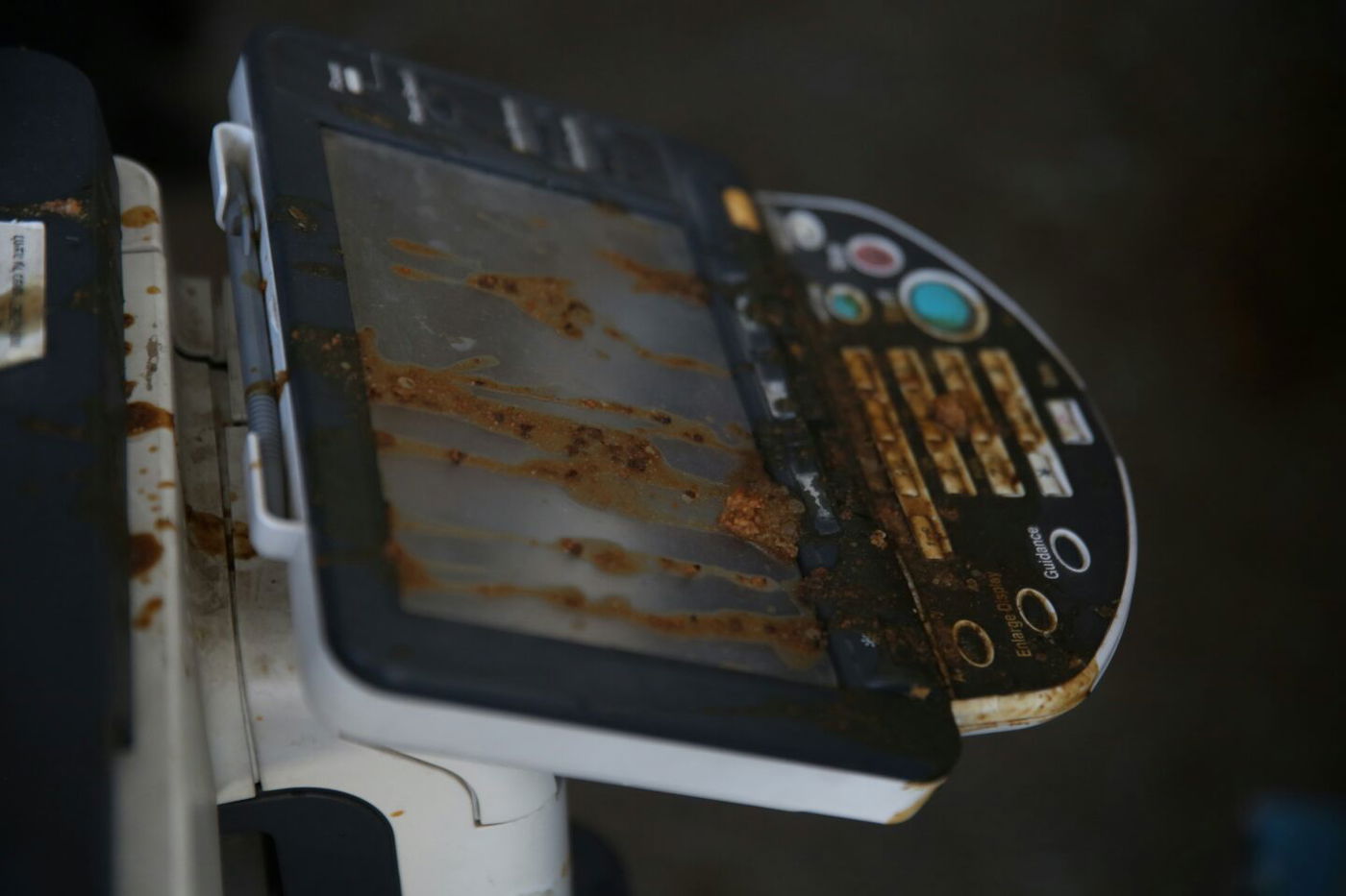 מי מתנכל לקפה אינטרנט במאה שערים?