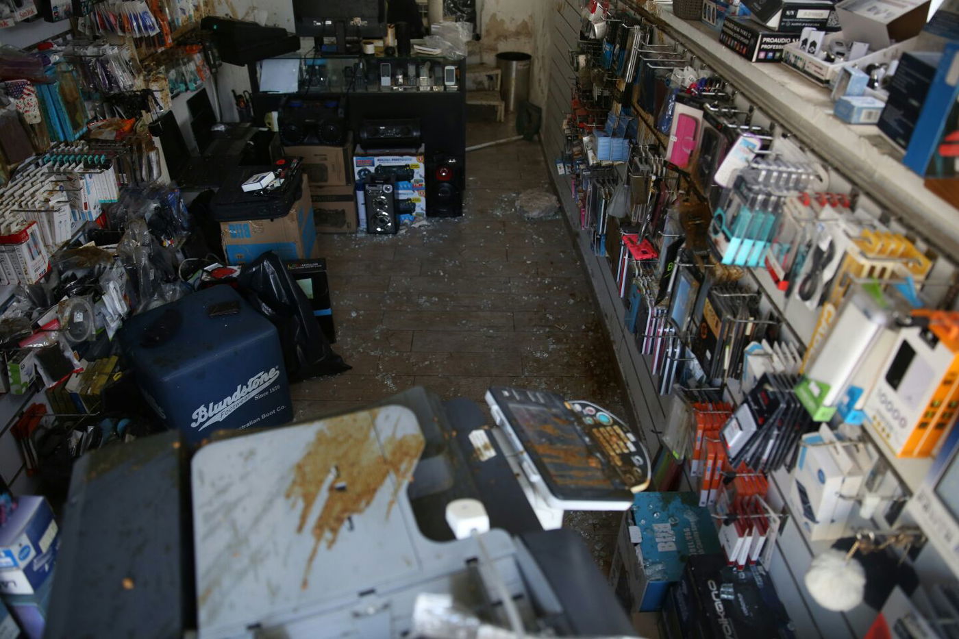 מי מתנכל לקפה אינטרנט במאה שערים?