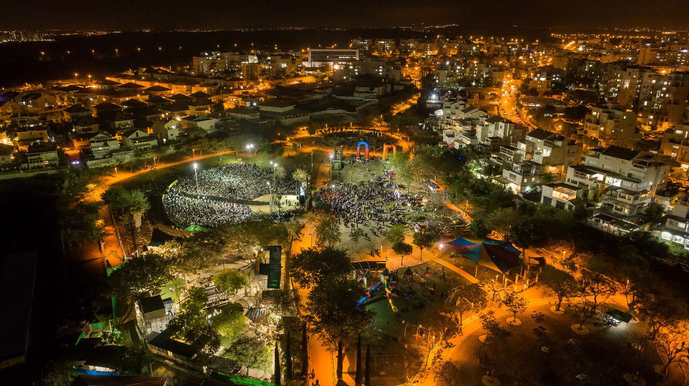 מהאוויר: כך חוגגים פסח בעיר אלעד • צפו
