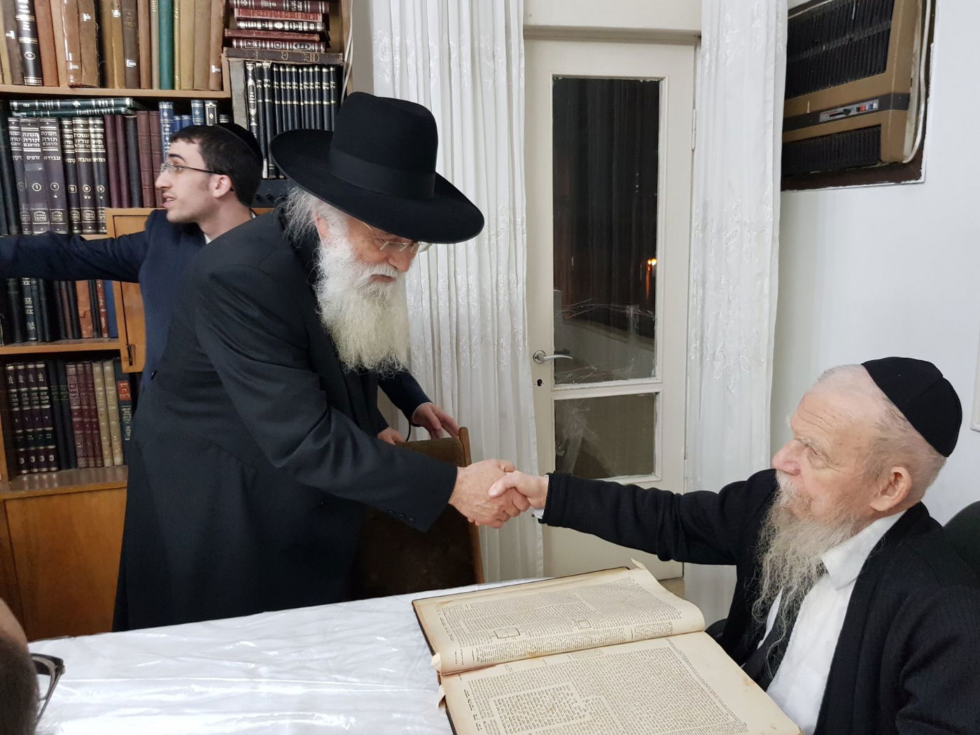 ראש ישיבת קרית מלאכי בביקור חג של הגרי"ג אדלשטיין