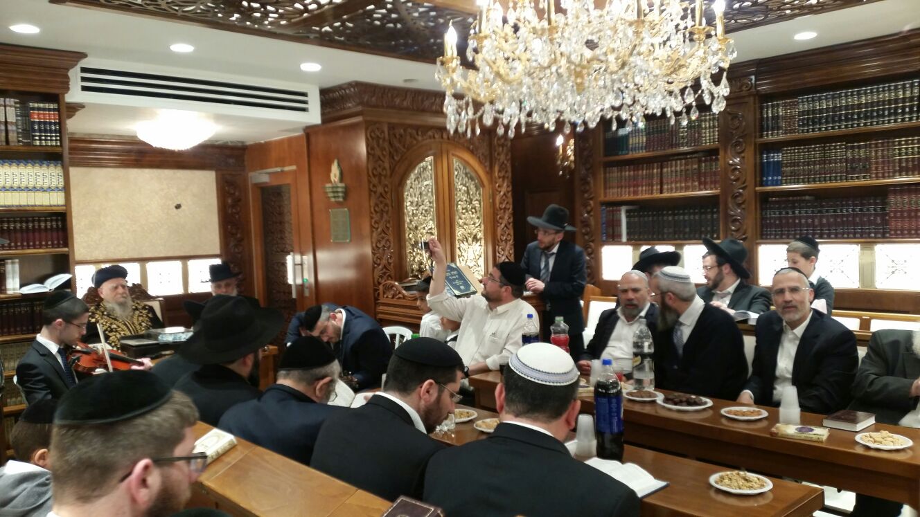 צפו: שמחת חג בבית זקן הראשונים לציון