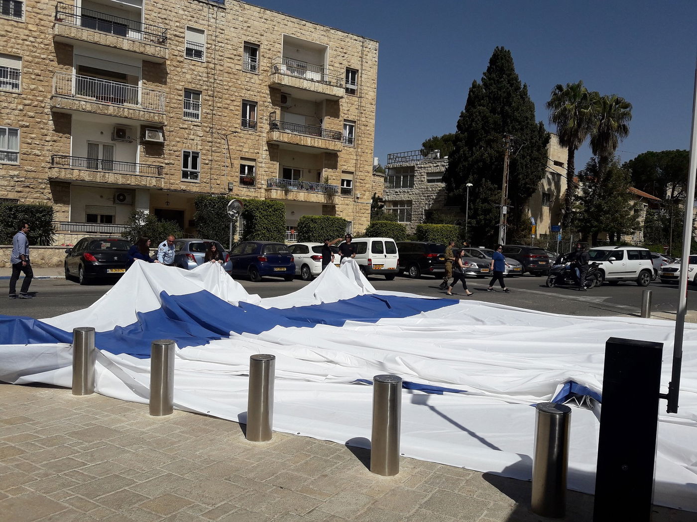 במבצע מיוחד: דגל המדינה נפרש על גג בית הנשיא • תיעוד