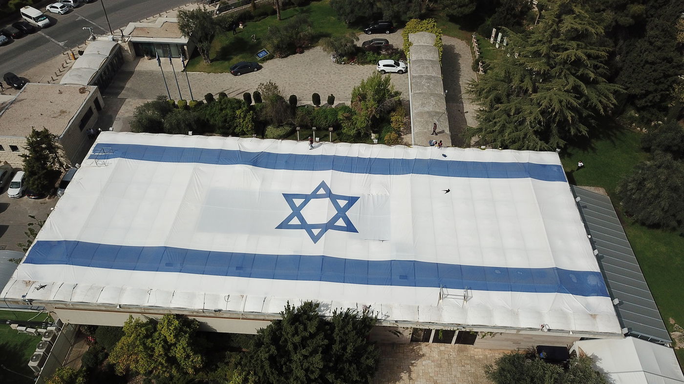 במבצע מיוחד: דגל המדינה נפרש על גג בית הנשיא • תיעוד