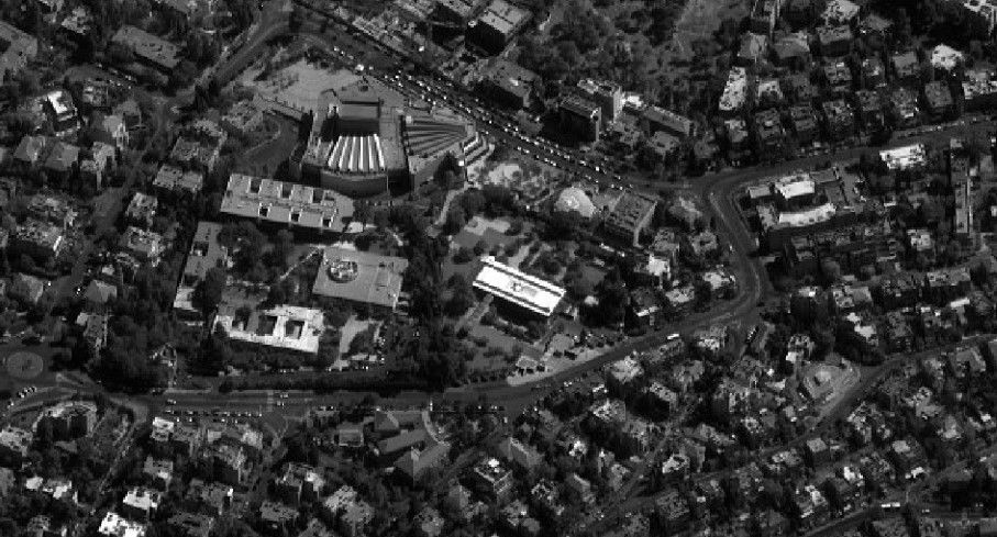 במבצע מיוחד: דגל המדינה נפרש על גג בית הנשיא • תיעוד