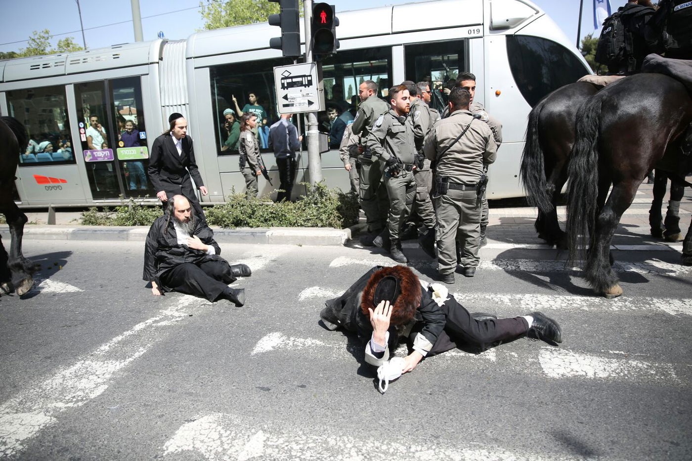 צפו: הפגנות סוערות בירושלים ובבית שמש נגד נתיחת גופת הפעוט