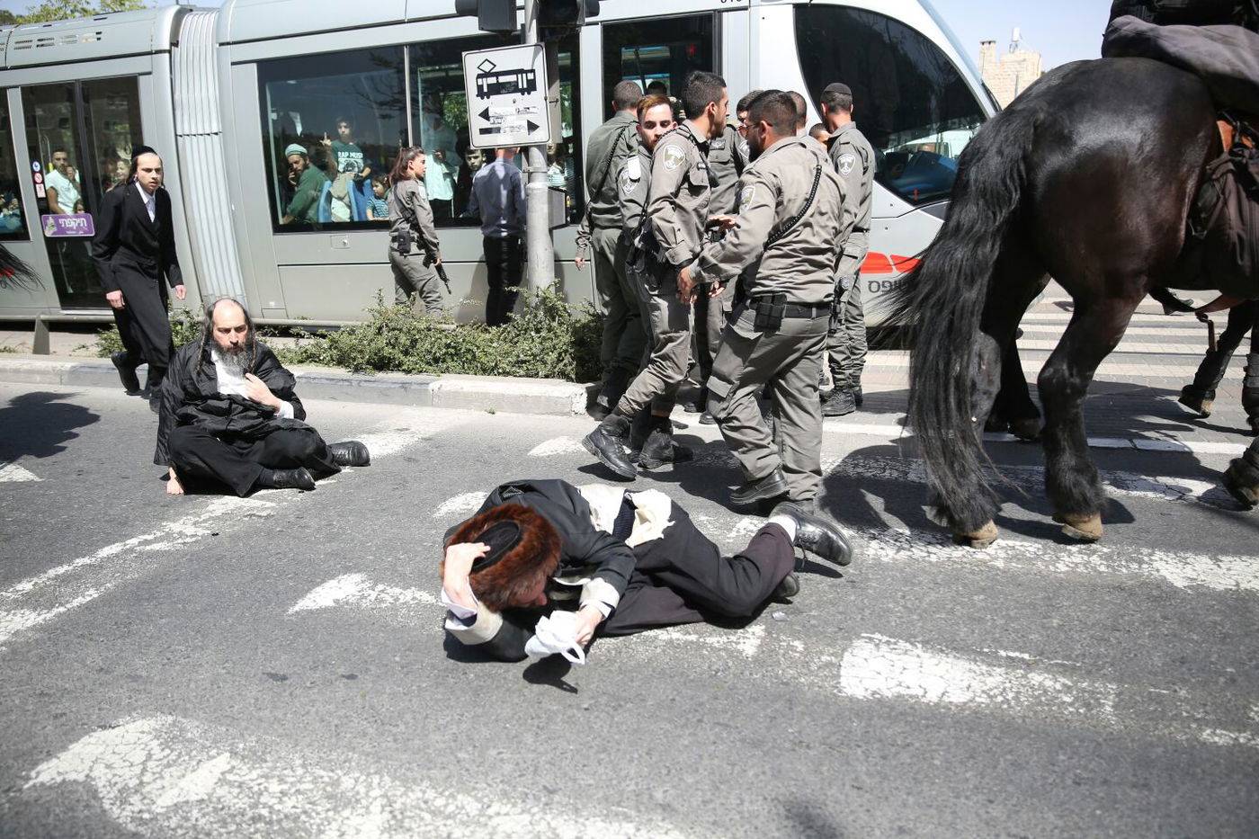 צפו: הפגנות סוערות בירושלים ובבית שמש נגד נתיחת גופת הפעוט