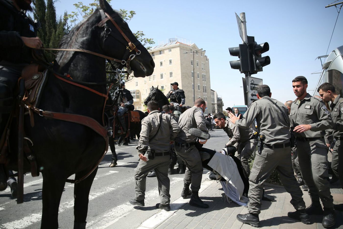 צפו: הפגנות סוערות בירושלים ובבית שמש נגד נתיחת גופת הפעוט