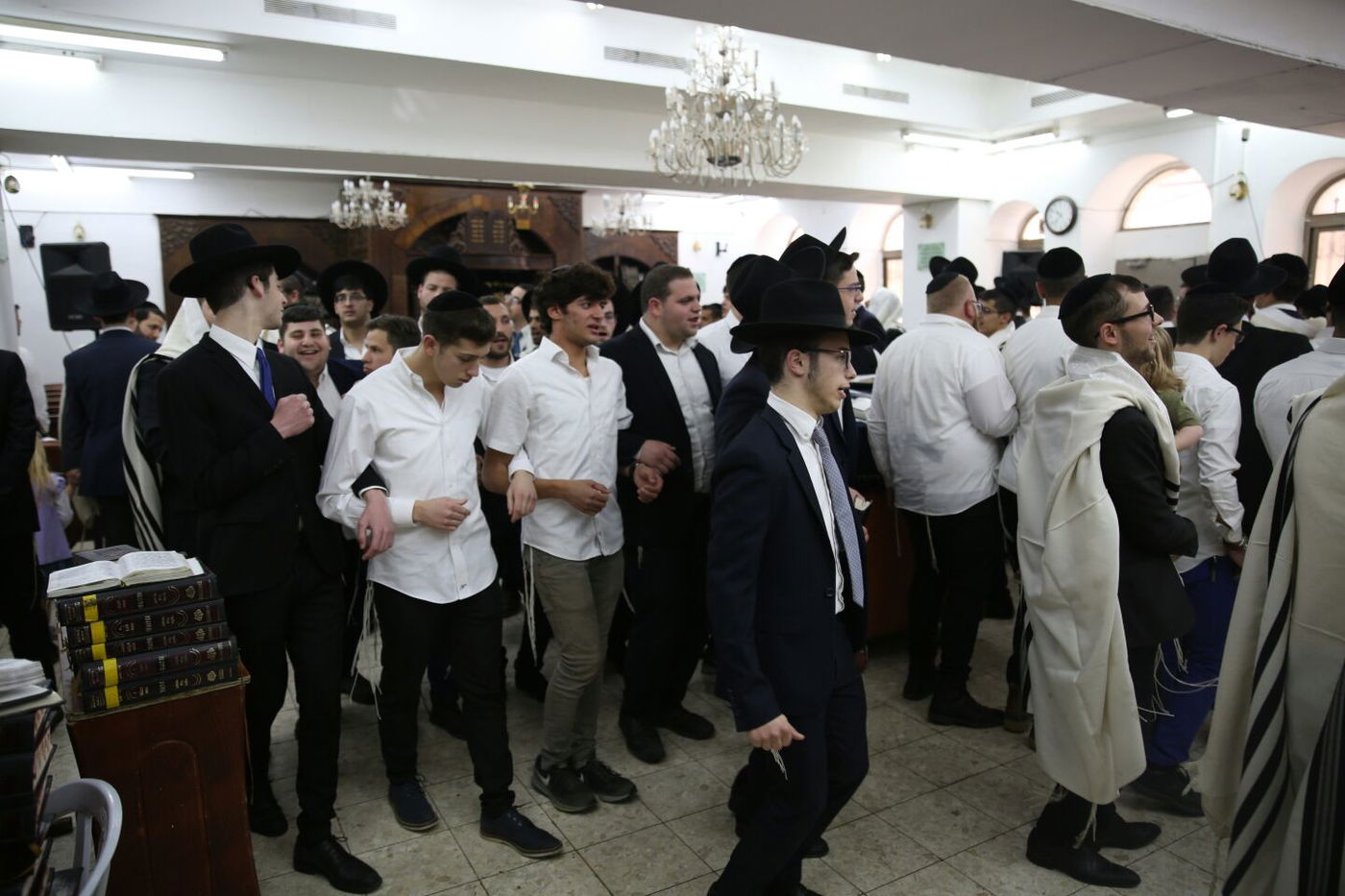 בשירה וריקודים: 'הלל' עם תלמידי ישיבת רש"י • צפו