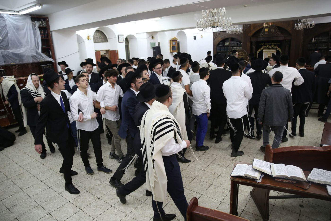 בשירה וריקודים: 'הלל' עם תלמידי ישיבת רש"י • צפו