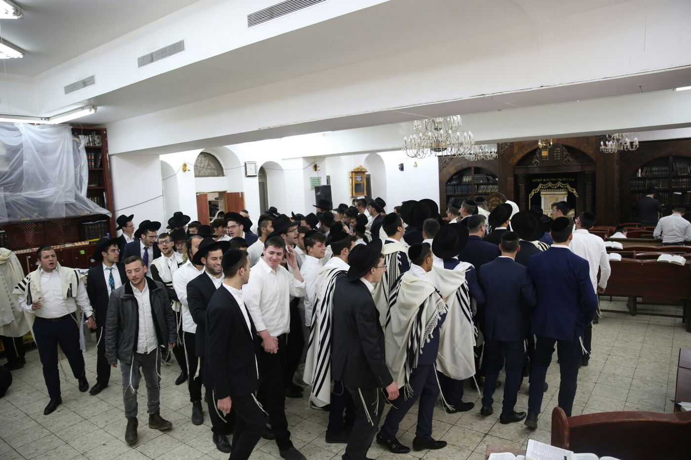 בשירה וריקודים: 'הלל' עם תלמידי ישיבת רש"י • צפו