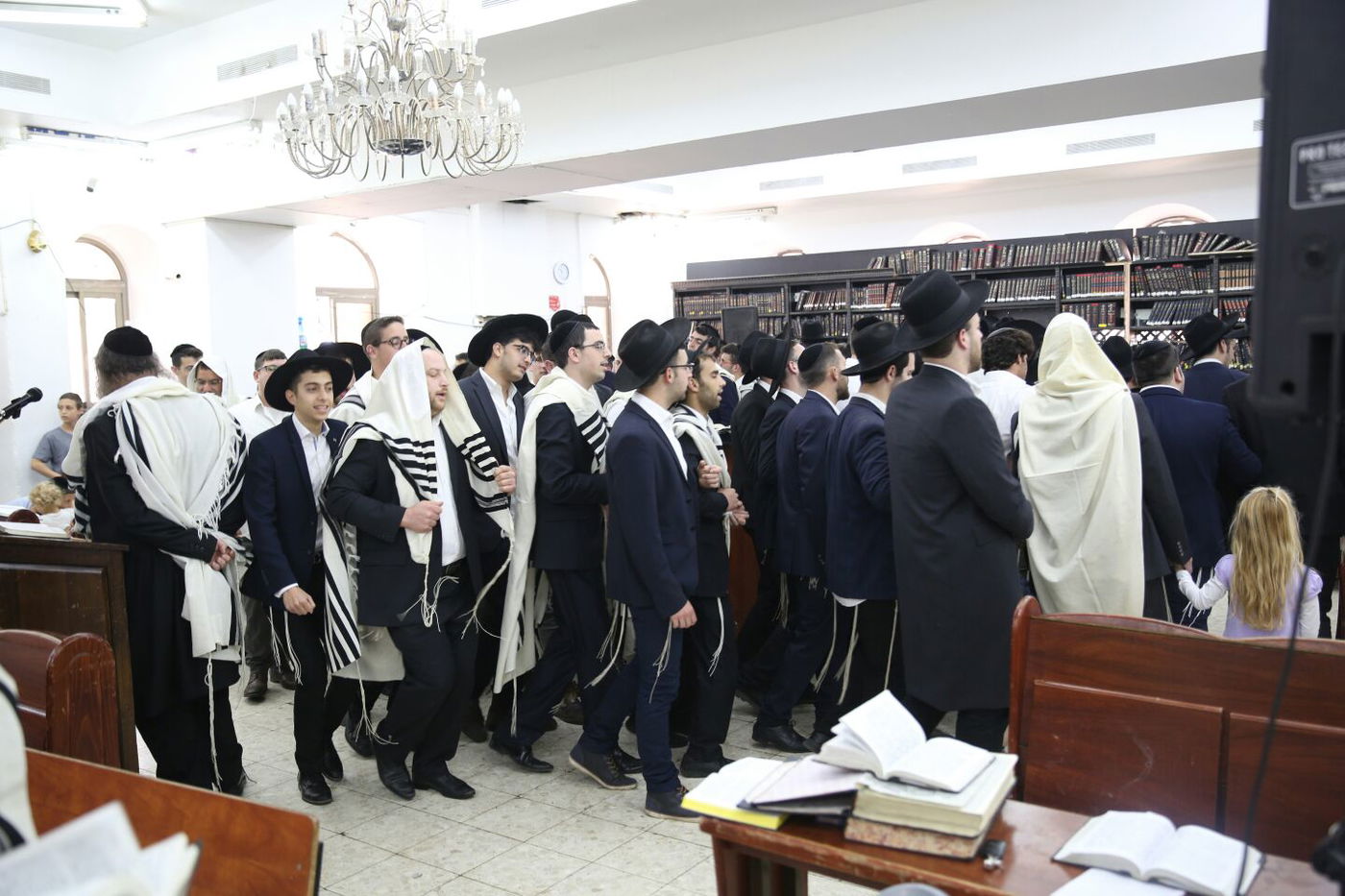 בשירה וריקודים: 'הלל' עם תלמידי ישיבת רש"י • צפו