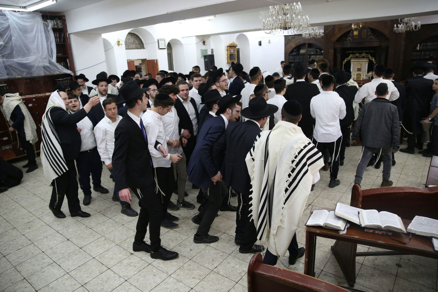 בשירה וריקודים: 'הלל' עם תלמידי ישיבת רש"י • צפו