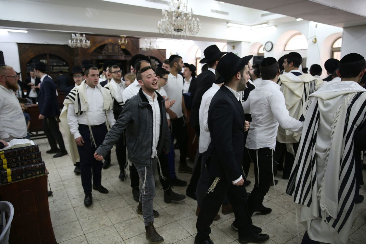 בשירה וריקודים: 'הלל' עם תלמידי ישיבת רש"י • צפו