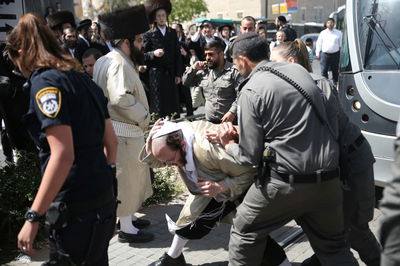 המאבק בין המפגינים לשוטרים, על פסי הרכבת הקלה