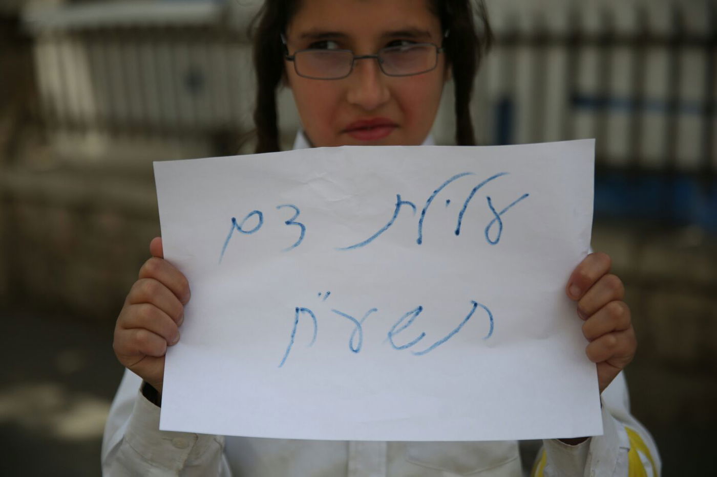 תיעוד: מחאת ילדים נגד נתיחת גופת הפעוט