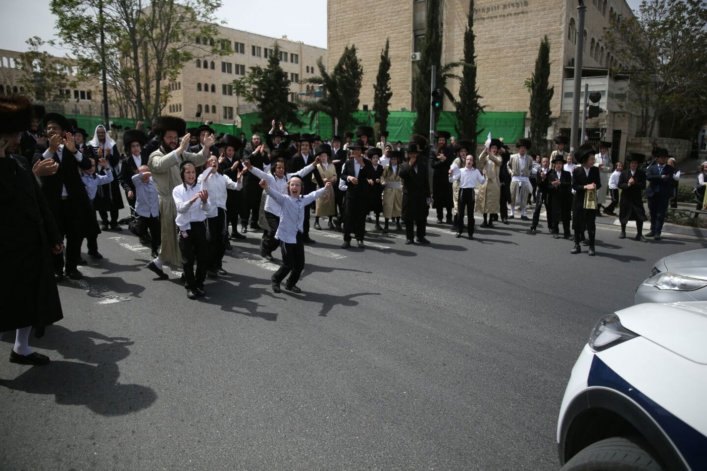 תיעוד: מחאת ילדים נגד נתיחת גופת הפעוט