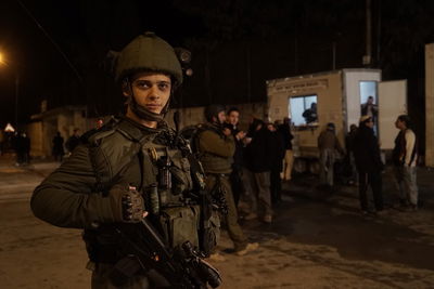 חייל מאבטח כניסת מתפללים לשכם, ארכיון