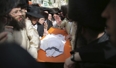 דרמה בהלווית הפעוט החרדי: המונים חטפו הגופה ונמלטו
