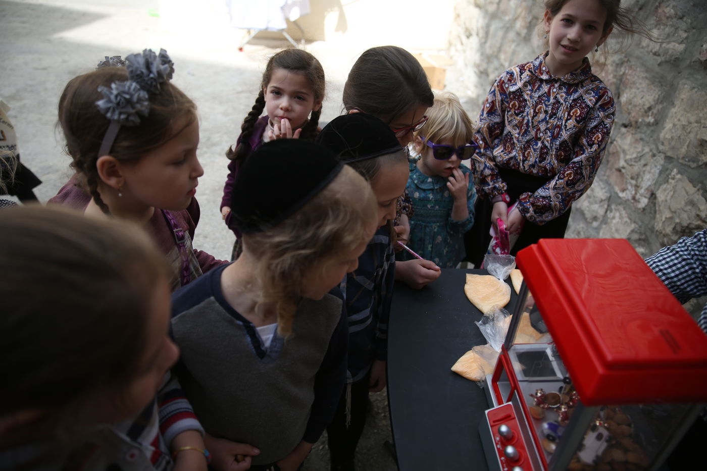 הצצה נדירה לשוק האג'ואים במאה שערים