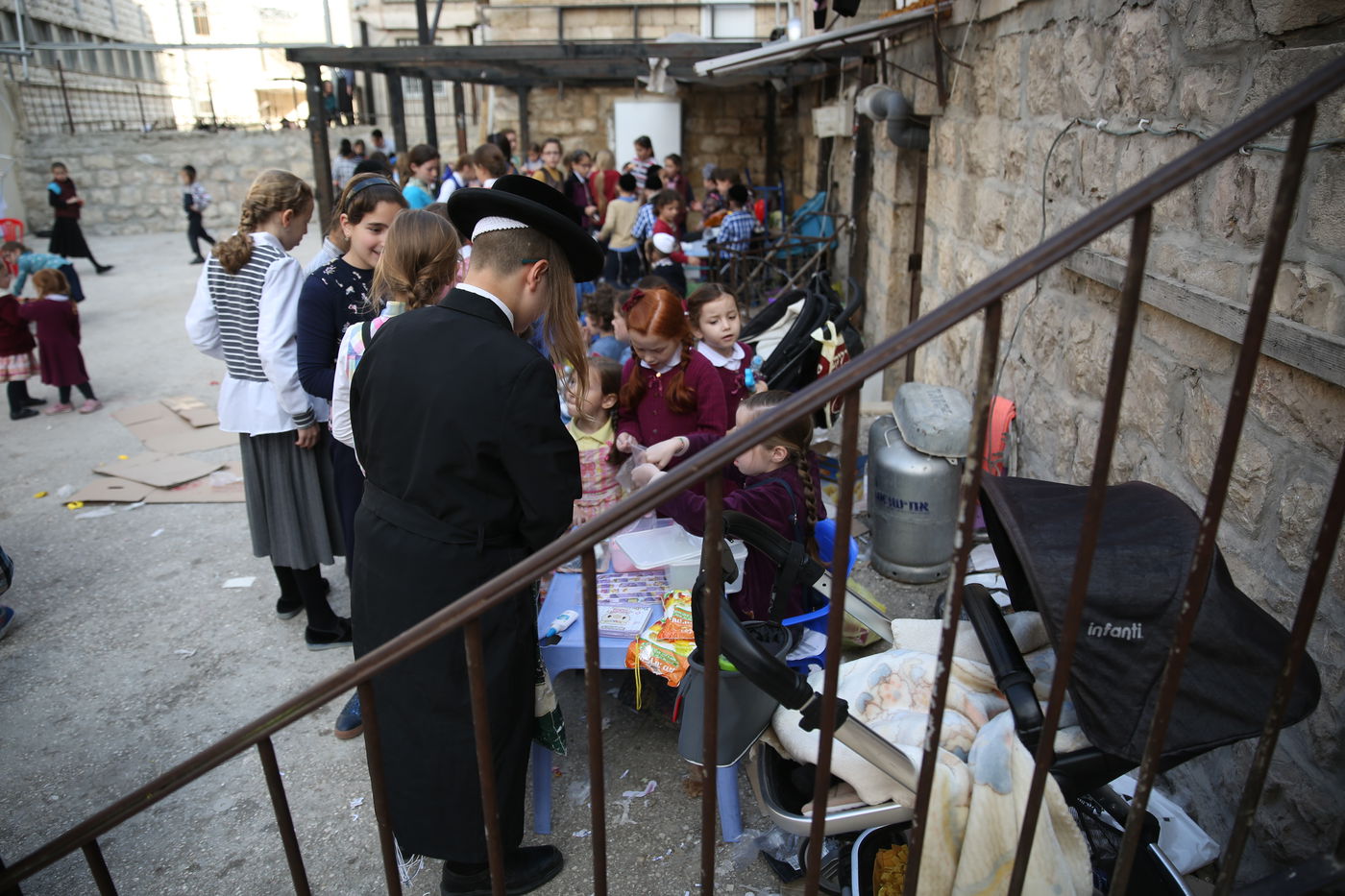 הצצה נדירה לשוק האג'ואים במאה שערים