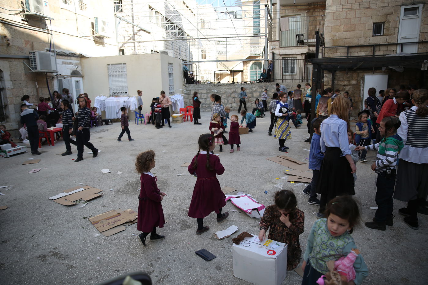 הצצה נדירה לשוק האג'ואים במאה שערים