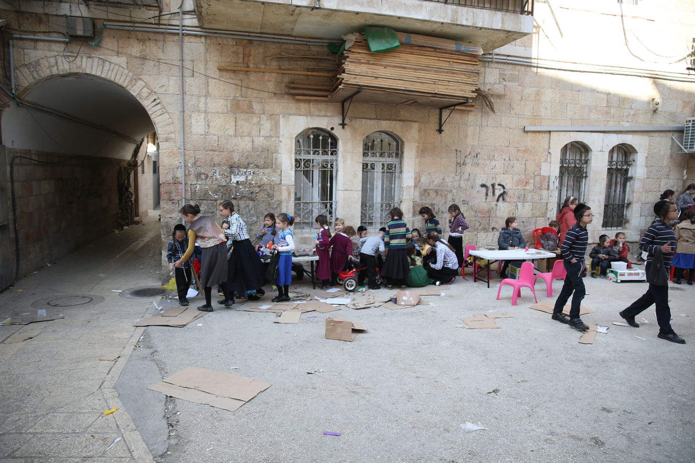 הצצה נדירה לשוק האג'ואים במאה שערים