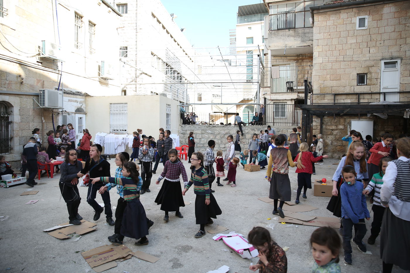 הצצה נדירה לשוק האג'ואים במאה שערים