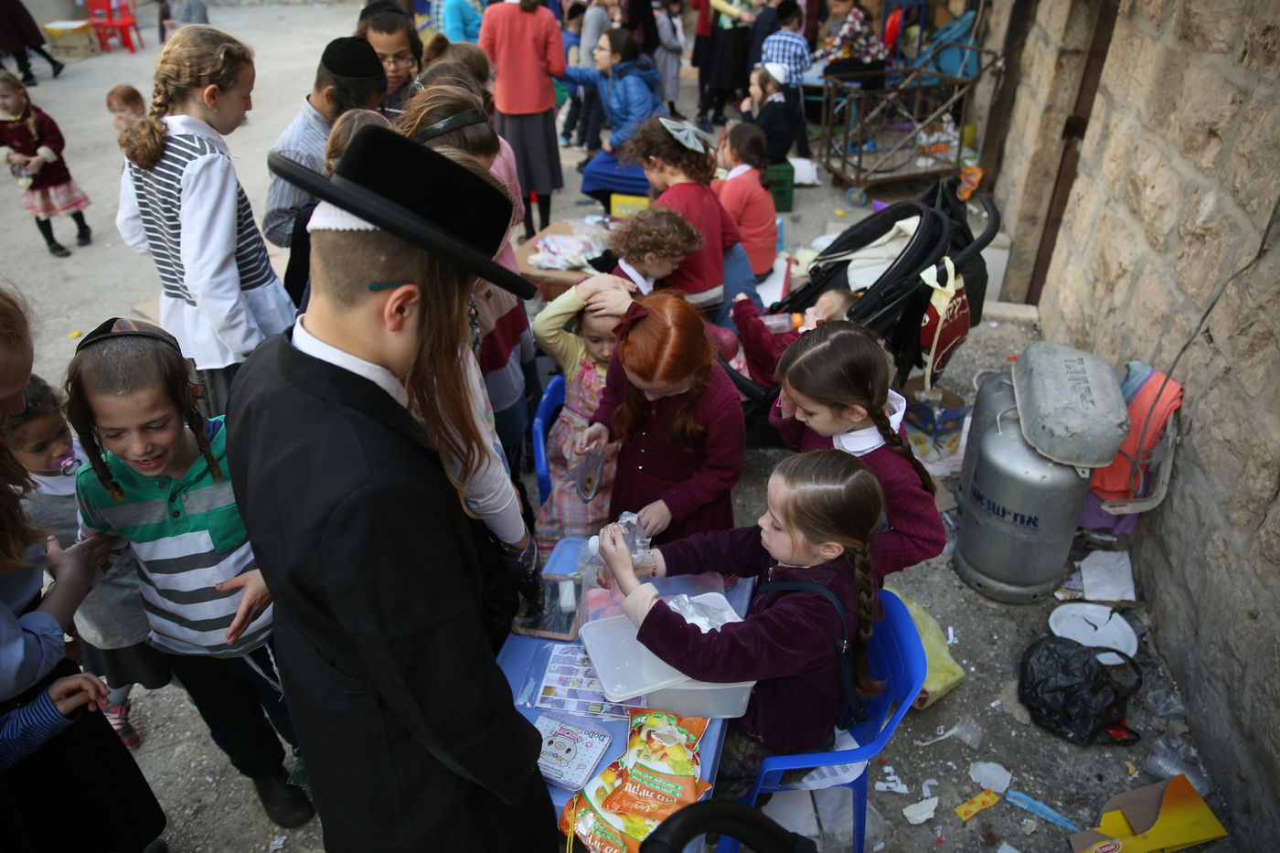 הצצה נדירה לשוק האג'ואים במאה שערים